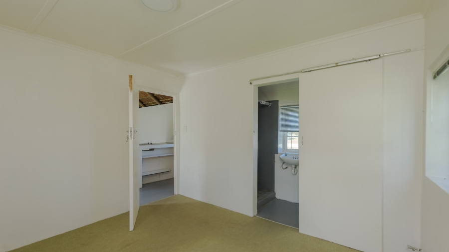 To Let 4 Bedroom Property for Rent in Struisbaai Western Cape